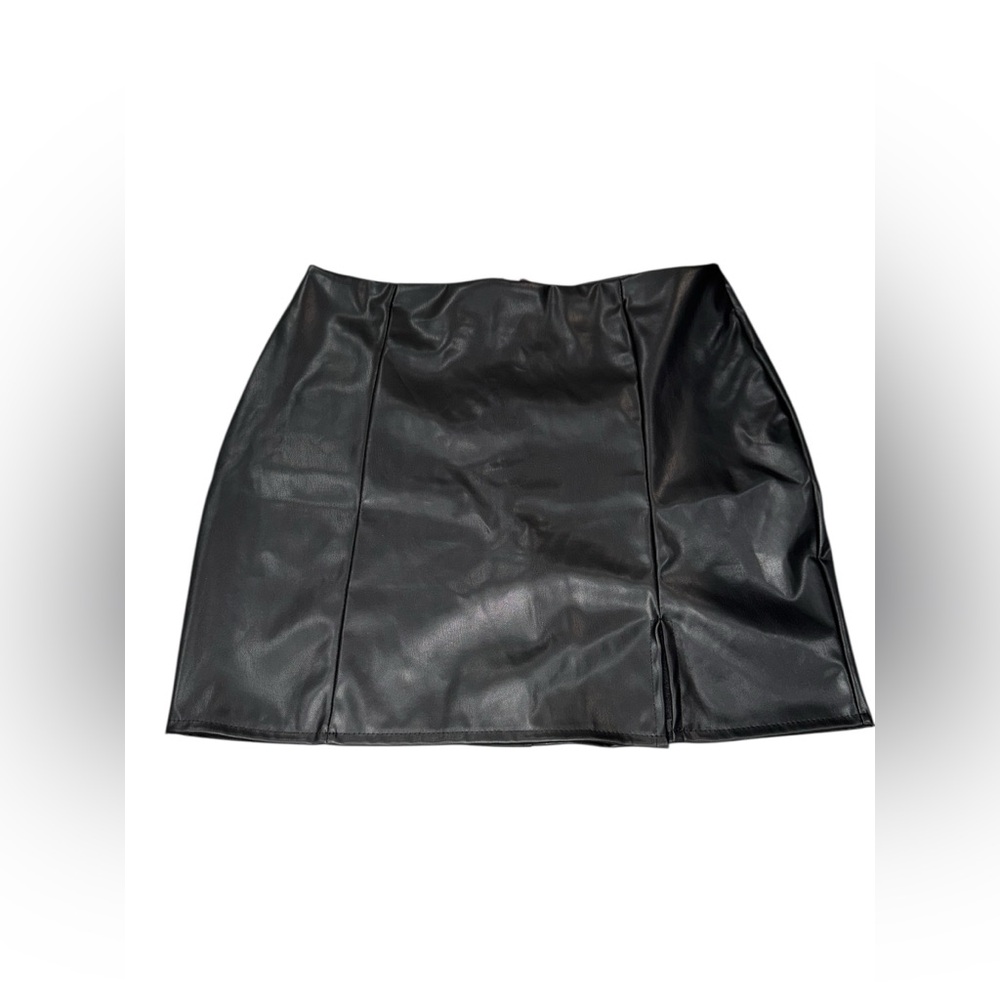 ✨ 5/$30 ✨ Black‎ Faux Leather Mini Skirt